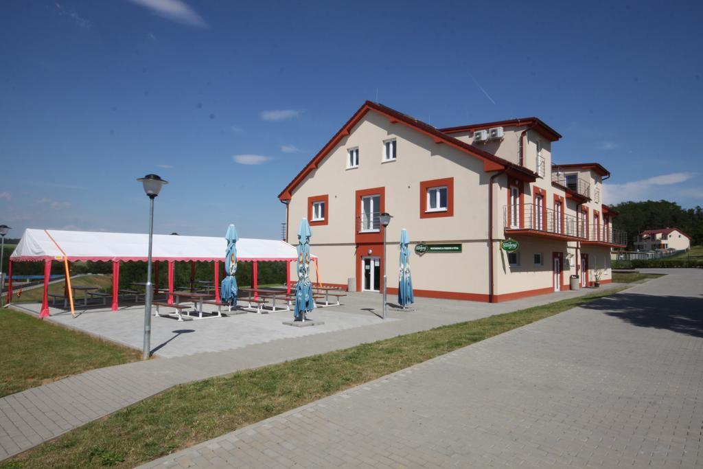 Mobilheimy U Prehrady Hotel Horni Dunajovice Ngoại thất bức ảnh